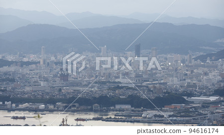 從廣島市中心的廣島市安藝區愛宕神社拍攝,包括JR廣島站周邊地區 從廣島市中心的廣島市安藝區愛宕神社拍攝,包括JR廣島站周邊地區 94616174