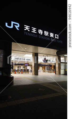 A deserted JR Tennoji Station with a sign indicating planned suspension due to Typhoon No. 14 94616442