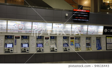 A deserted JR Tennoji Station with a sign indicating planned suspension due to Typhoon No. 14 94616443