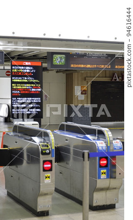 A deserted JR Tennoji Station with a sign indicating planned suspension due to Typhoon No. 14 94616444