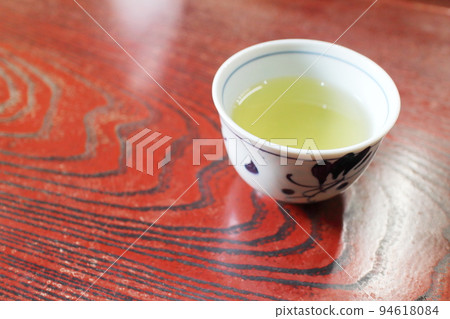 delicious tea on the table 94618084