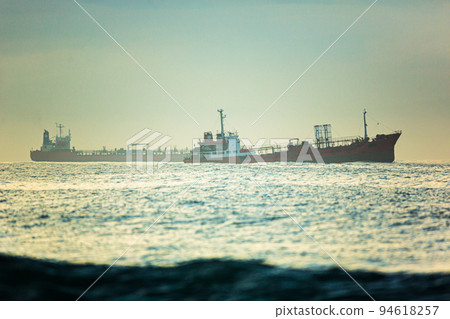 Two tanker ships stand on the roadstead of the bay at dawn 94618257