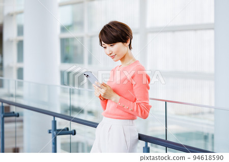 操作智能手機的女商人 94618590