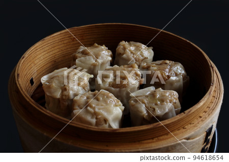 Steamed dumplings in bamboo steamer 94618654