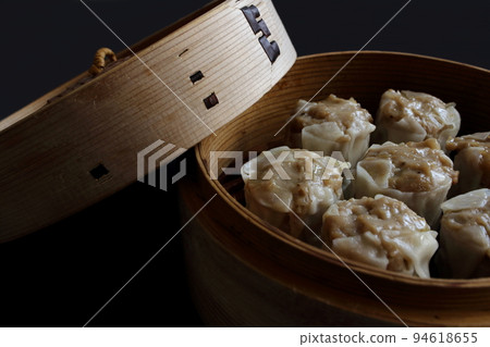 Steamed dumplings in bamboo steamer 94618655