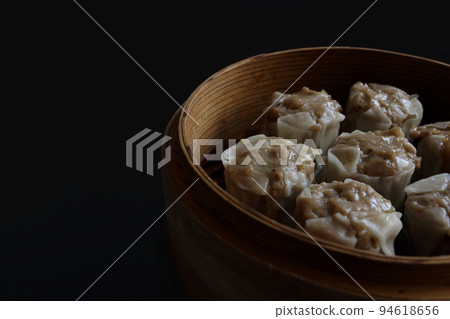 Steamed dumplings in bamboo steamer 94618656