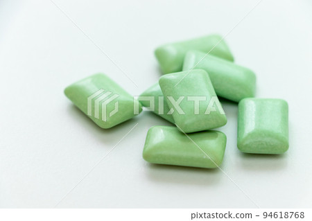 白色桌子上的綠色口香糖 白色桌子上的綠色口香糖 94618768