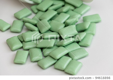 很多口香糖灑在桌子上 94618898