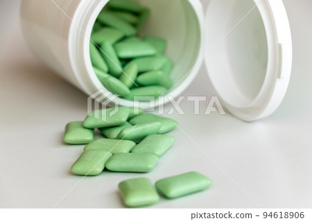 口香糖從掉落的容器中溢出 94618906