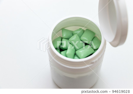 白色容器中的綠色口香糖 94619028