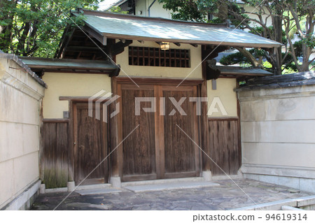 日本歌舞伎門，有漂亮的木門、抹灰的牆壁和銅質鍍銅屋頂。 94619314