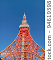 在萬里無雲的藍天下，從下方仰望東京塔 94619398