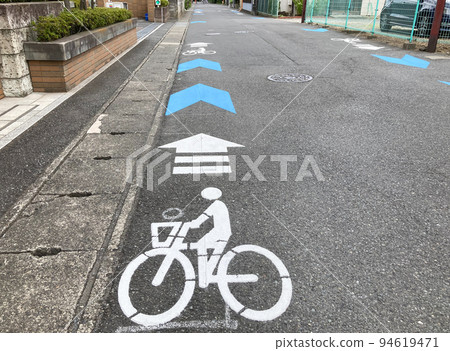 住宅區道路上的自行車路面標記 94619471