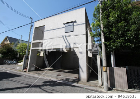外露混凝土在藍天中熠熠生輝的立方體造型時尚現代時尚豪宅 外露混凝土在藍天中熠熠生輝的立方體造型時尚現代時尚豪宅 94619533