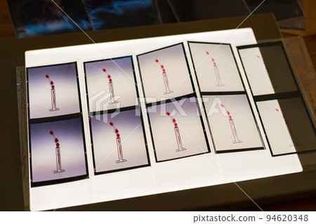 沖洗布朗尼的正片 (67) 並在燈箱中查看 94620348