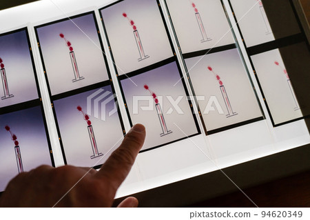 沖洗布朗尼的正片 (67) 並在燈箱中查看 94620349