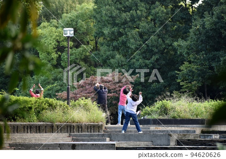 老一代一大早在公園裡做廣播練習 94620626