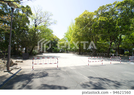 The square of the shrine surrounded by fresh greenery 94621560