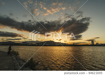 從龜尾東樂公園看洛東江的日落和雲彩 94621695