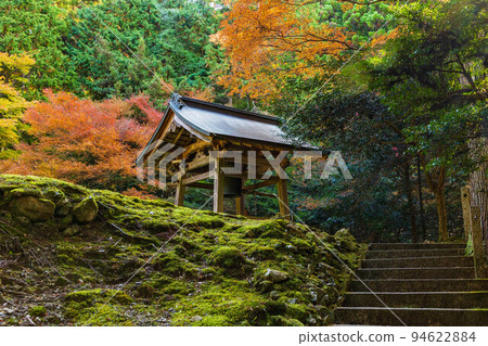秋天在大原，京都 Raigo-in 寺鐘樓與秋葉 94622884
