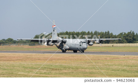 荷蘭空軍 C-130H 運輸機 100 週年畫家滑行 94623068