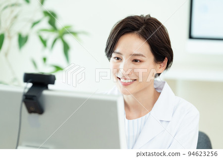 醫療保健工作者在網上解釋醫學 94623256