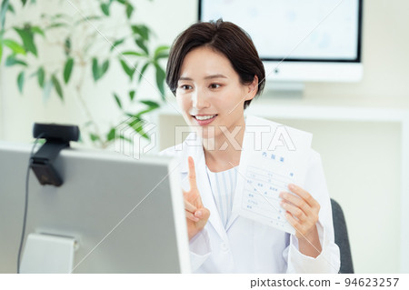 Healthcare workers explaining medicine online Healthcare workers explaining medicine online 94623257