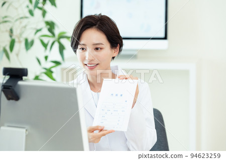 Healthcare workers explaining medicine online 94623259