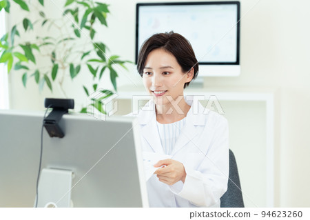 醫療保健工作者在網上解釋醫學 94623260