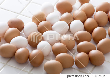 雞蛋,雞蛋,廚房白瓷磚上的雞蛋 雞蛋,雞蛋,廚房白瓷磚上的雞蛋 94624046