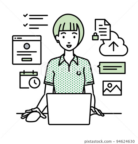 一位身穿 Polo 衫的女士坐在辦公桌前，在她的 PC 上執行項目或任務管理工作 94624630