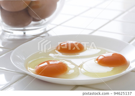 廚房白瓷磚上的雞蛋,雞蛋作為配料的形象背景 廚房白瓷磚上的雞蛋,雞蛋作為配料的形象背景 94625137