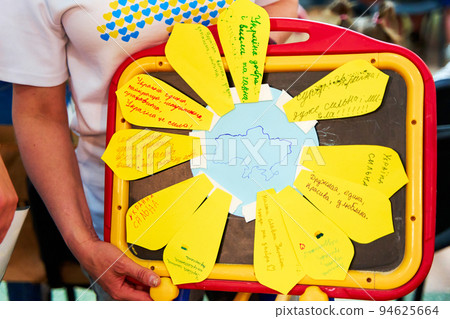 The children made a paper flower by writing their associations with Ukraine on its sheets The children made a paper flower by writing their associations with Ukraine on its sheets 94625664