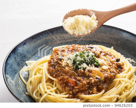 在意大利面肉醬上撒上磨碎的奶酪 94626203
