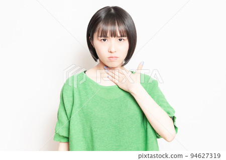 A young woman who has a sore throat and is unwell 94627319