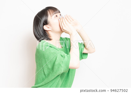 一個年輕女子在白色背景前歡呼 一個年輕女子在白色背景前歡呼 94627502