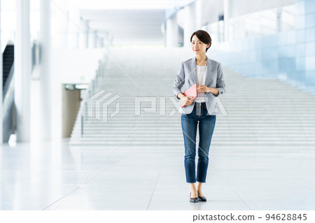 Middle business woman 94628845