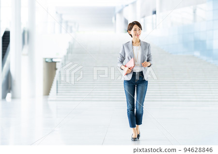 Middle business woman 94628846