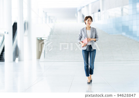 Middle business woman 94628847