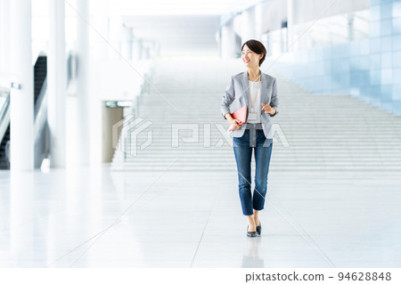 Middle business woman 94628848