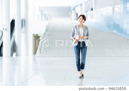 Middle business woman 94628850