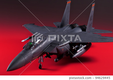 塑料模型 1/32 比例 McDonnell Douglas F-15E Strike Eagle Red Back 塑料模型 1/32 比例 McDonnell Douglas F-15E Strike Eagle Red Back 94629445