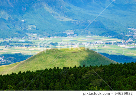 The well-proportioned volcano "Komezuka" A famous spot on the Aso Panorama Line (Aso City, Kumamoto Prefecture) The well-proportioned volcano "Komezuka" A famous spot on the Aso Panorama Line (Aso City, Kumamoto Prefecture) 94629982