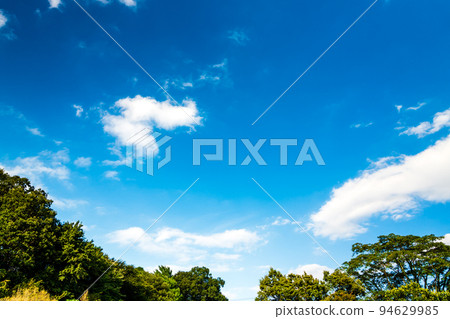 The early autumn blue sky The early autumn blue sky 94629985