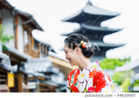 一個穿著和服走在京都街頭的女人 一個穿著和服走在京都街頭的女人 94630097
