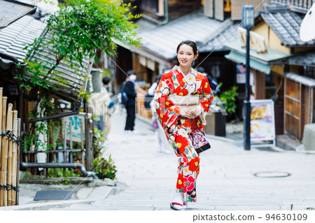 一個穿著和服走在京都街頭的女人 一個穿著和服走在京都街頭的女人 94630109