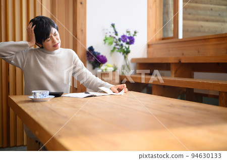 A person who is troubled by a lack of household budget A person who is troubled by a lack of household budget 94630133