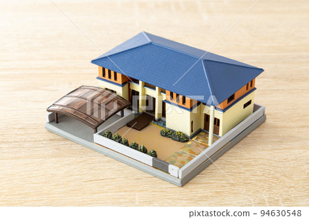 house model on desk 94630548