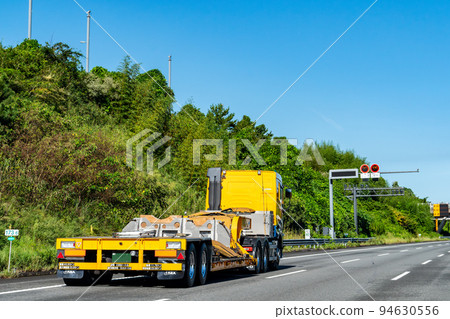 Transportation in Japan Special vehicle Logistics Semi-trailer for transporting heavy parts Transportation in Japan Special vehicle Logistics Semi-trailer for transporting heavy parts 94630556