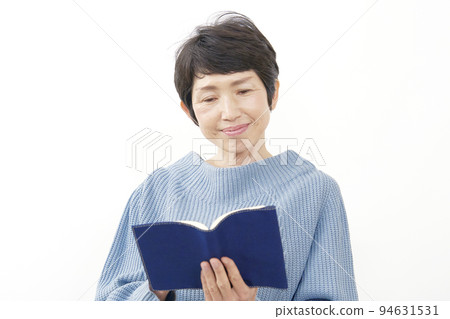 讀一本書的中年婦女白色背景 94631531